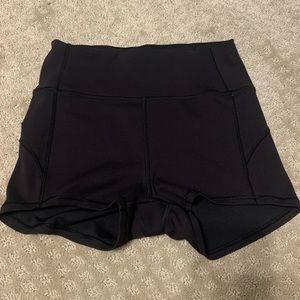 Lululemon in movement  high rise shorts 2.5”